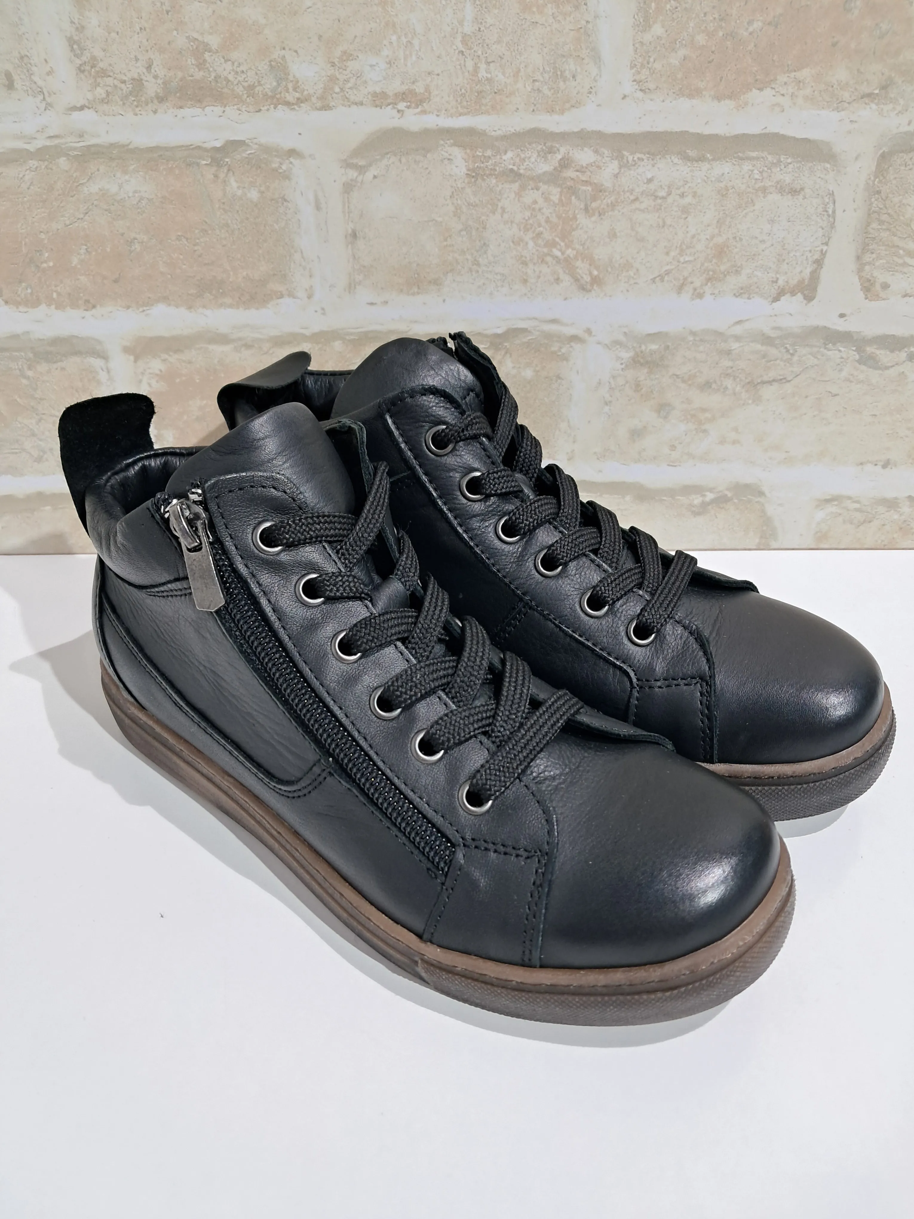 EG1570 Black by Cabello