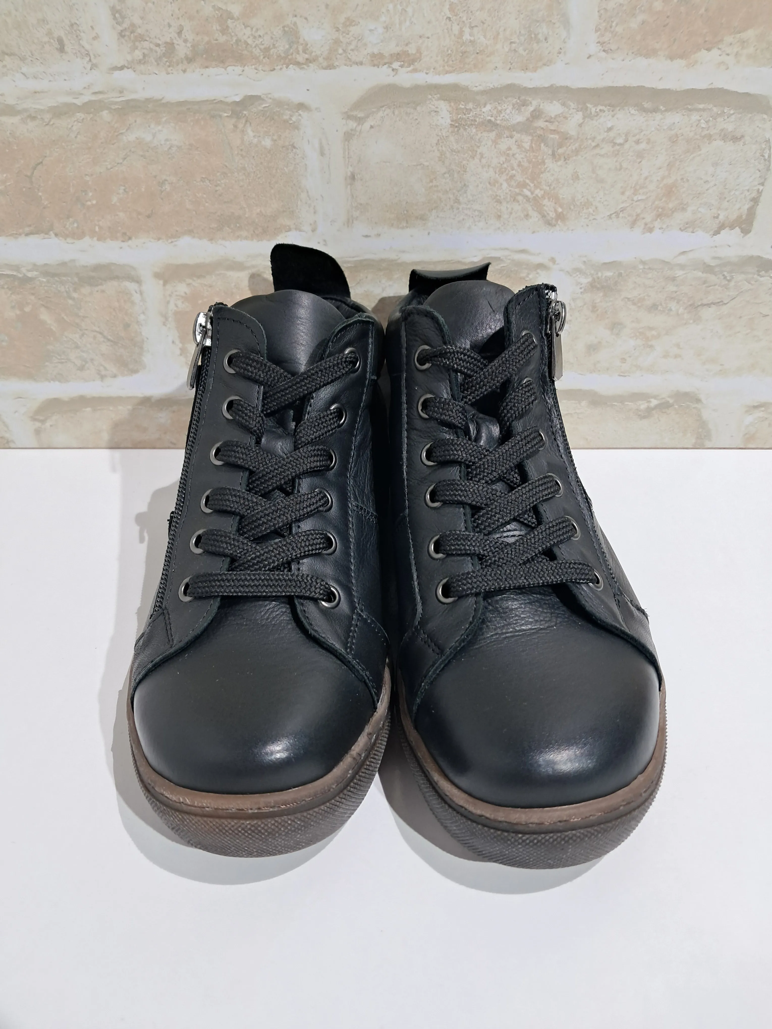 EG1570 Black by Cabello