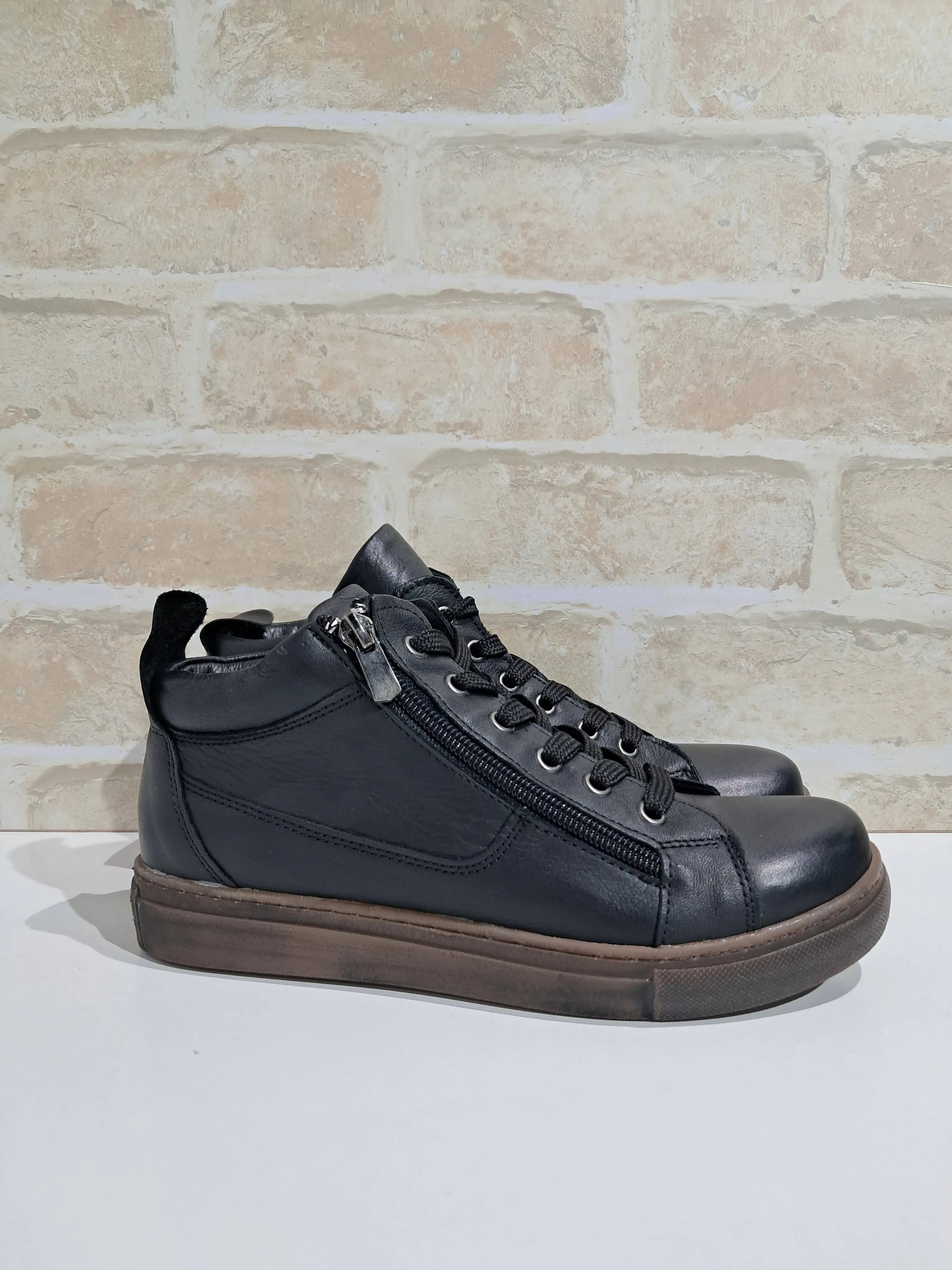 EG1570 Black by Cabello