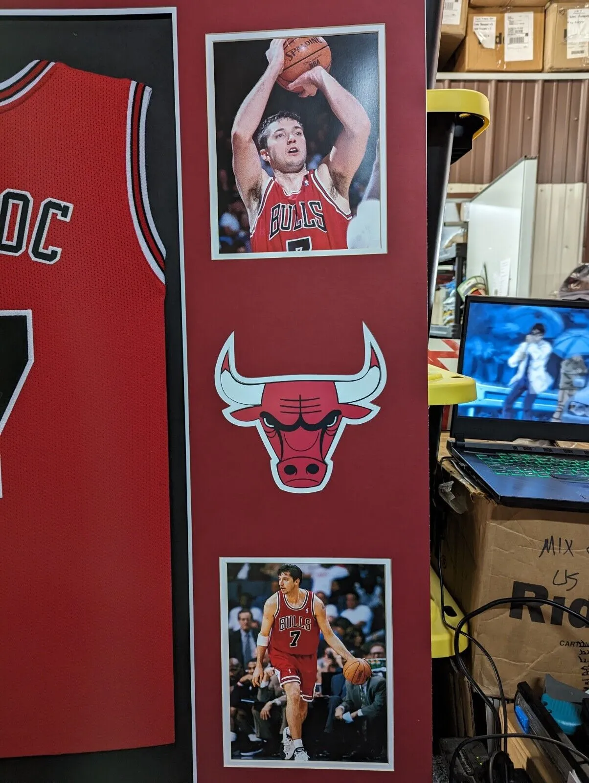 FRAMED CHICAGO BULLS TONI KUKOC AUTOGRAPHED SIGNED JERSEY JSA COA